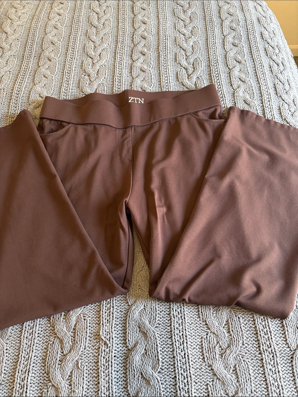 Women’s 1X Slight Flare Yoga Pants - Picture 2 of 2